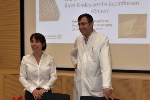Referentin Laura Bögel mit Chefarzt Dr. med. Mustafa Deryal