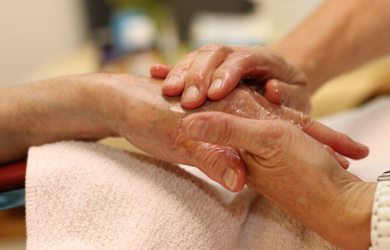 Welthospiztag in der Klinik für Palliativmedizin am CaritasKlinikum Saarbrücken: Handmassagen mit einem ätherischen Öl
